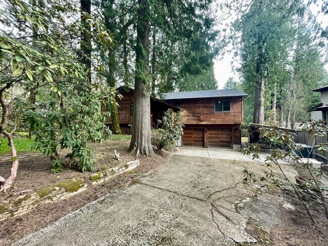 Foto del edificio - Nestled in the Trees 3 Bed 2.5 Bath in Lak...