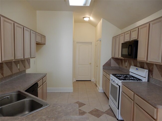 Foto del edificio - 5302 Rustling Trails Dr