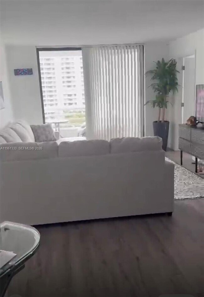 Foto del edificio - 3300 NE 192 St