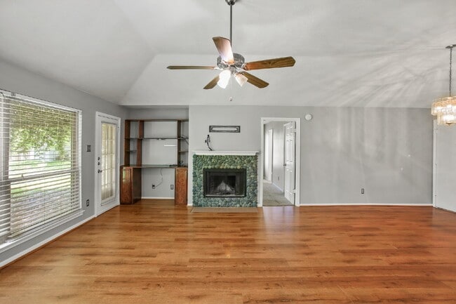 Photo - Well-maintained home on a cul-de-sac in a ...