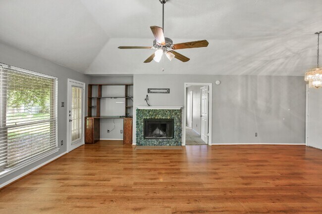 Building Photo - Well-maintained home on a cul-de-sac in a ...