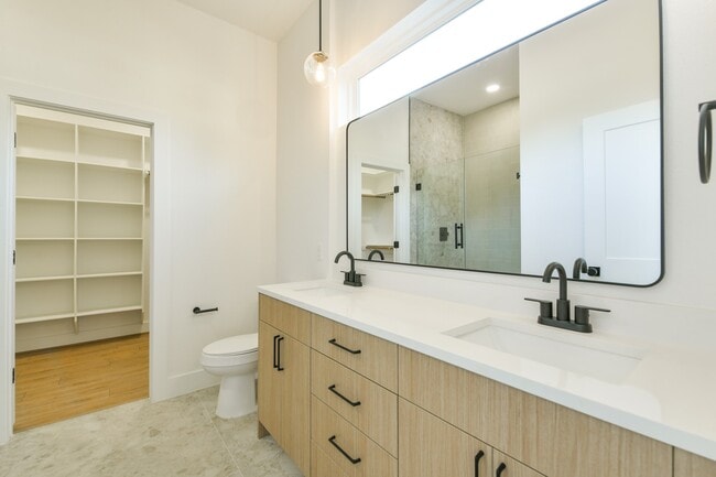 Building Photo - 164 Wallace St