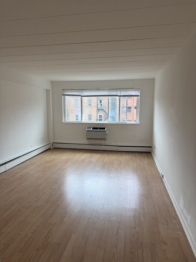 Foto del edificio - 5906 N Sheridan Rd