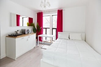 Building Photo - 1711 R. Saint-Denis