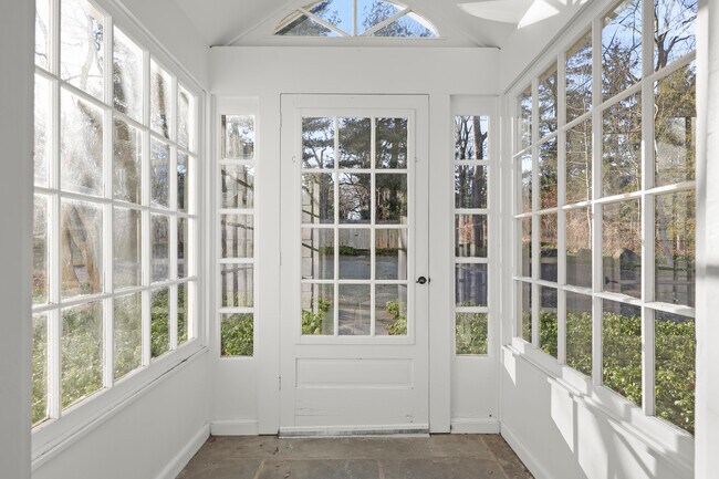 Building Photo - 18 Rockwood Lane Spur