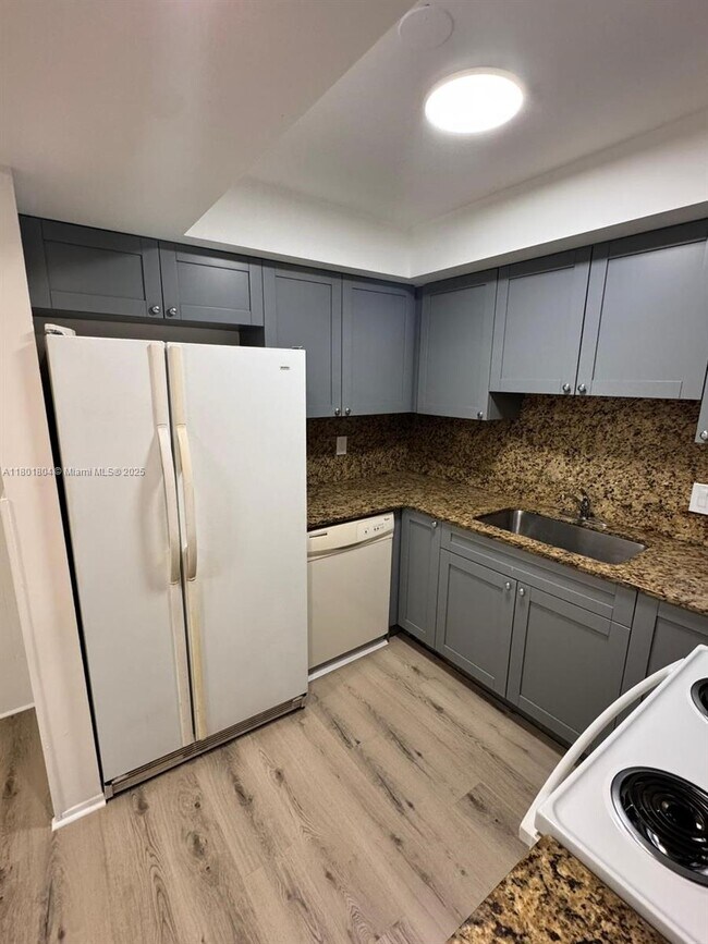 Foto del edificio - 8303 W Sample Rd