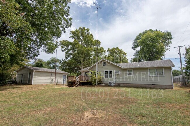 Foto del edificio - 3 Bed, 2 Bath - Detached Garage
