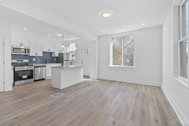 Building Photo - Newly renovated! Available now!!!