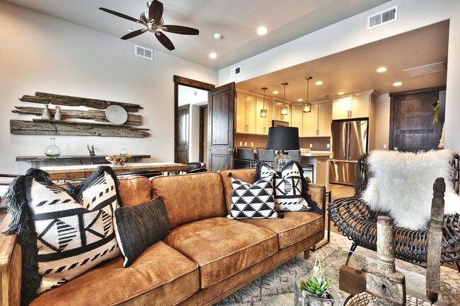 Building Photo - 3703 Blackstone Dr