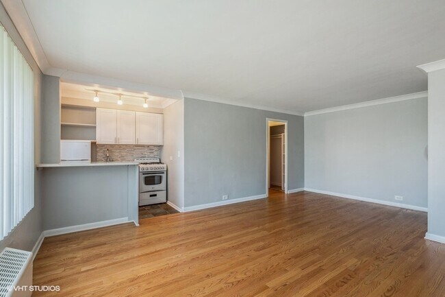 Mostrador de cocina ideal para trabajar o comer. - 700 Park Ave W