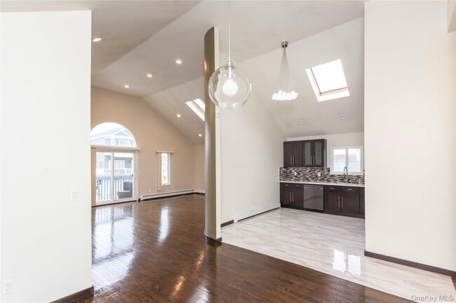 Building Photo - 428 E Harrison St