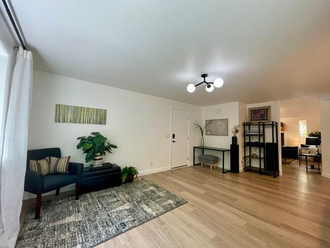 Building Photo - Lake Oswego - Renovated 3 Bed 2 Bath Ranch...