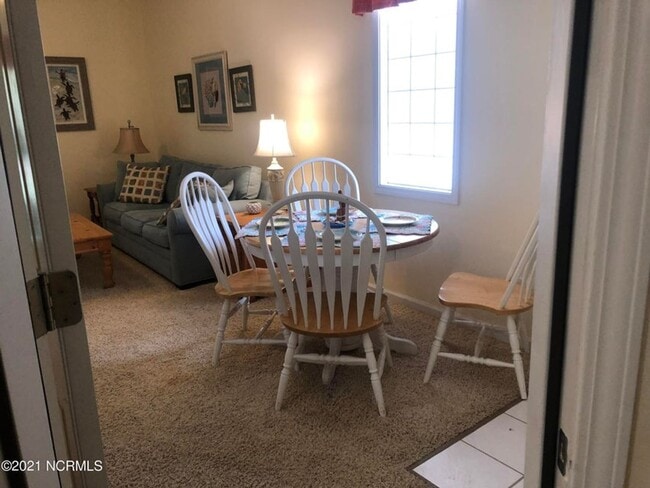 Foto del edificio - FULLY FURNISHED CONDO in sought-after Sea Trail subdivision!