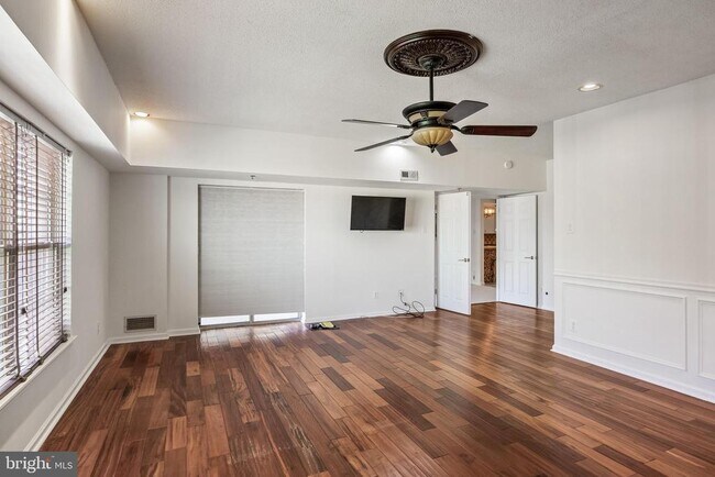 Foto del edificio - 6072 Main St