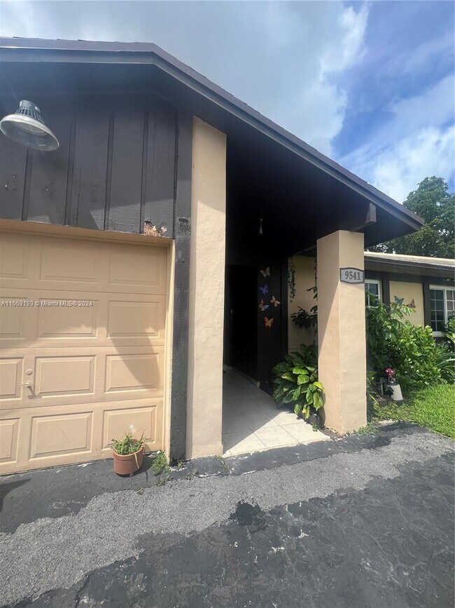 Foto del edificio - 9541 W Daffodil Ln