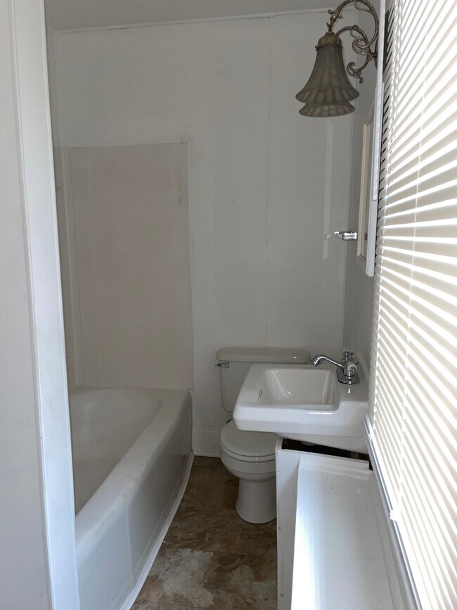 401 Lafayette Ave Unit Apartment 3, Trenton, NJ 08610 Apartments in