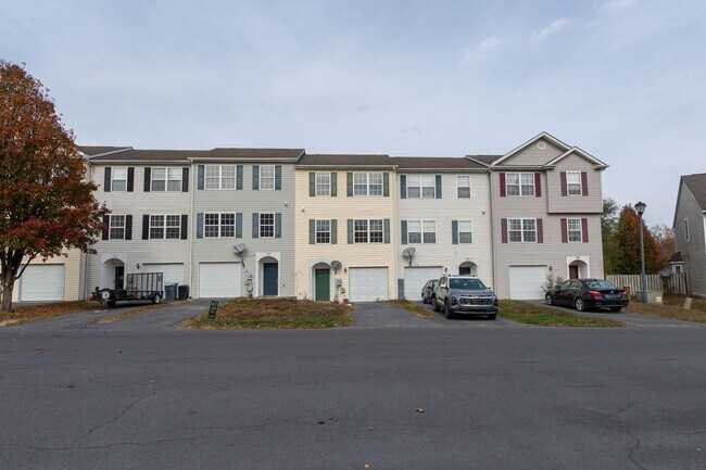 Foto del edificio - 3 Bed/2 Full,2 Half Bath Townhome in Martinsburg, WV