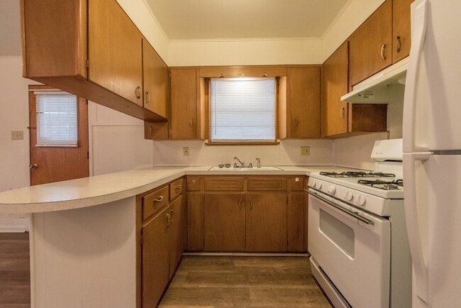 Building Photo - 2 Bedroom 1 Bathroom Home With Carport.