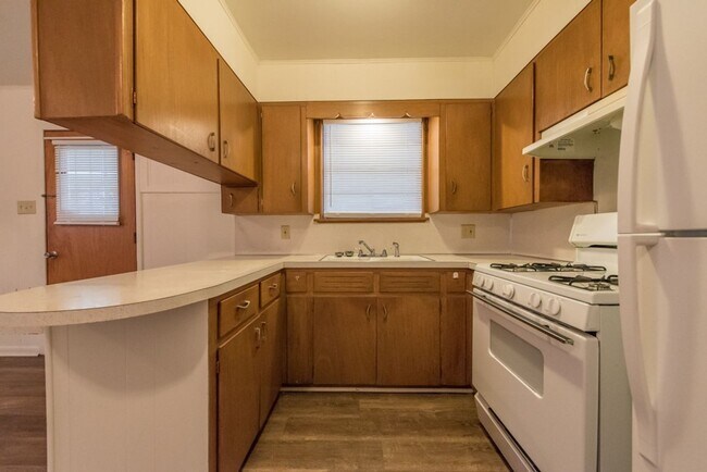 Foto del edificio - 2 Bedroom 1 Bathroom Home With Carport.