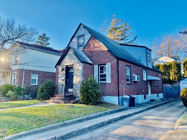 Building Photo - 187-15 Aberdeen Rd