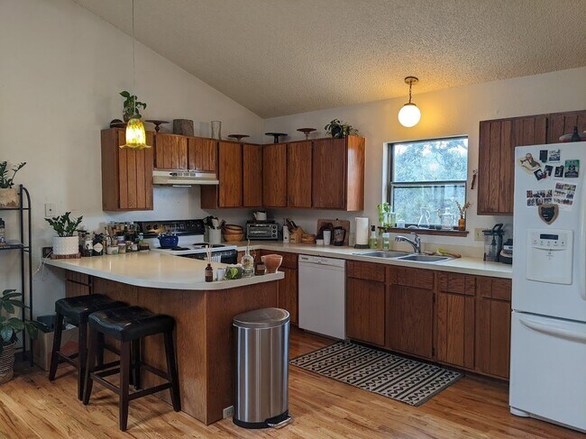 Building Photo - Great Location and Great Neighbors!!