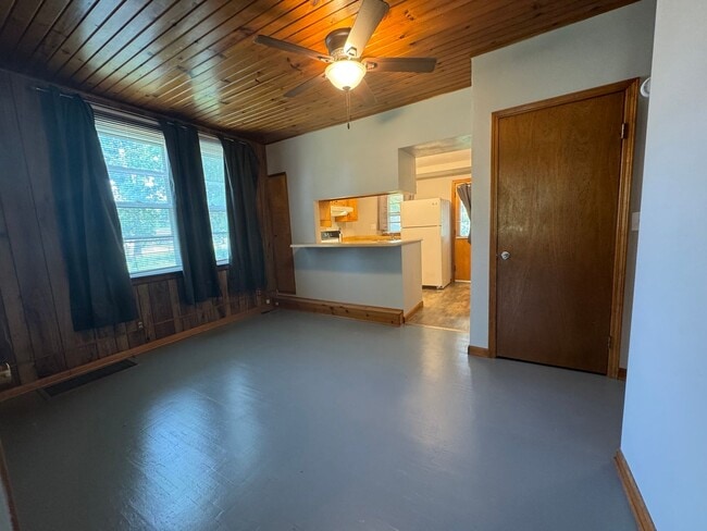 Building Photo - Cozy Comfort: 2 Bed, 1 Bath Home with Spac...