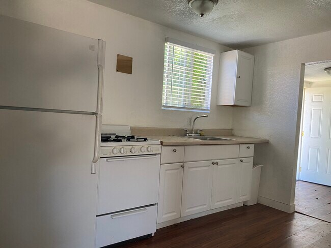 Kitchen area - 5470 S Victoria Ave