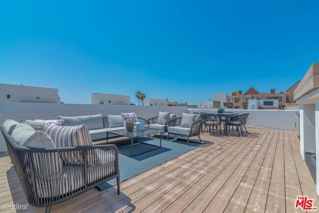 Foto del edificio - 3 br, 3.5 bath House - 1230 N SYCAMORE Ave