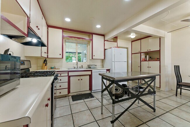 Foto del edificio - ROOM FOR RENT IN LARGE HOME