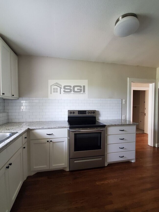 Foto del edificio - Rare 3 bedroom half of a duplex remodeled