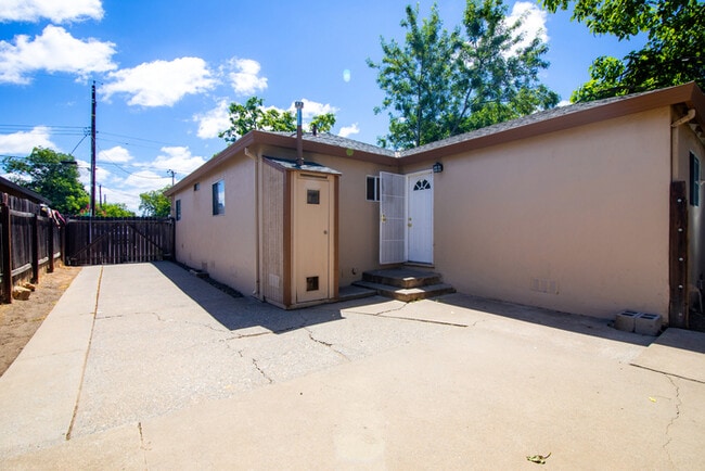 Foto del edificio - ALF OFF One Month’s Rent! Updated 3BR Home with Garage & Yard – Prime Sacramento Location