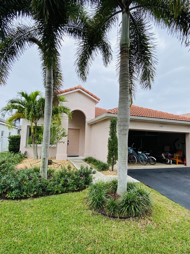 Primary Photo - 1307 Banyan Way