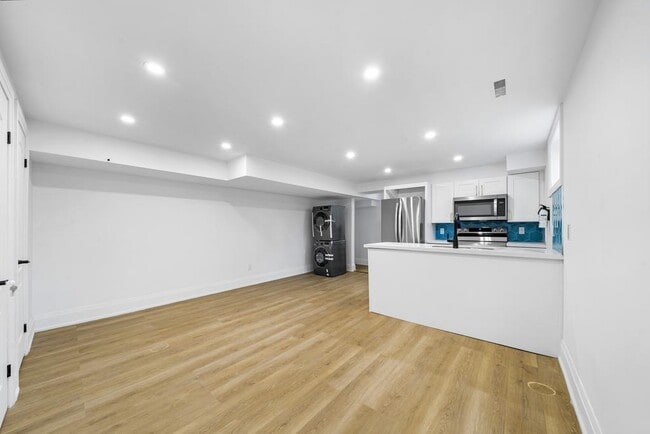 Building Photo - 2294 Lake Shore Blvd W