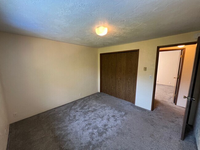Building Photo - 2 Bedroom/ 1 Bath UPSTAIRS Duplex Unit- Av...