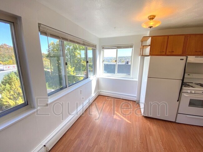 Building Photo - 1020 Paradrome St