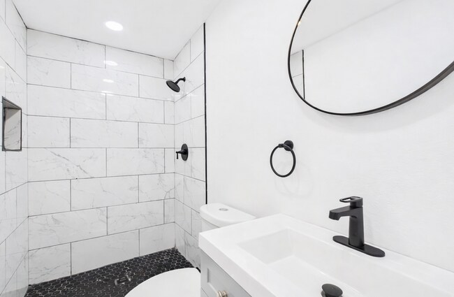 Foto del edificio - Stylishly Updated 4BR/3BA with Expansive Back Deck