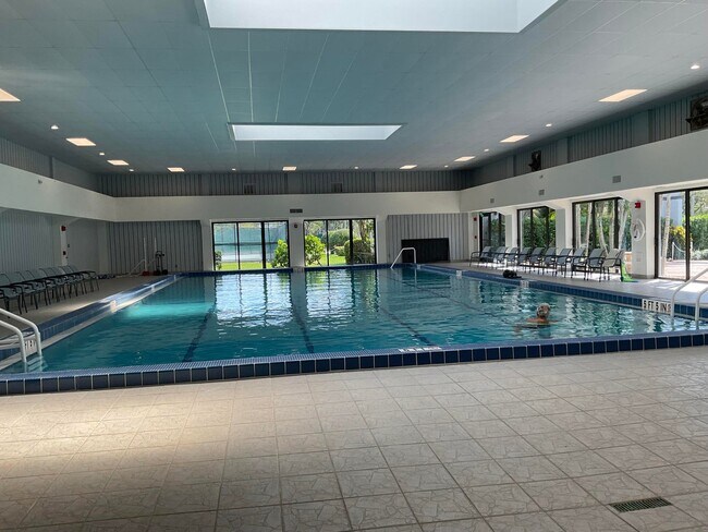 Foto del edificio - 14475 Strathmore Ln