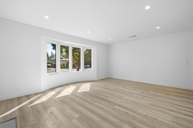Foto del edificio - Stunning Fully Renovated 2 Bedroom 2 Bathroom Home