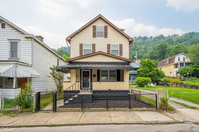 Building Photo - STUNNING 2 BEDROOM HOUSE IN MCKEES ROCKS A...