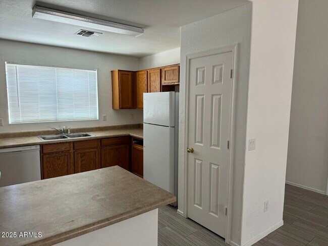 Building Photo - 10520 W Mohave St