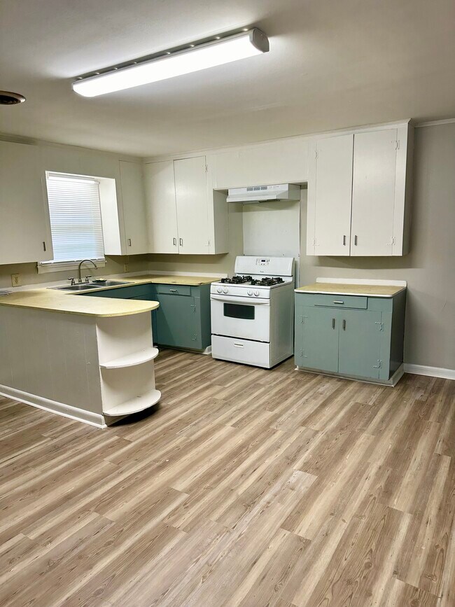 Building Photo - 608 Sunset Dr
