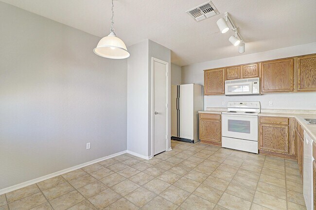 Cocina (nuevos electrodomésticos en camino) - 25586 W North Star Ln