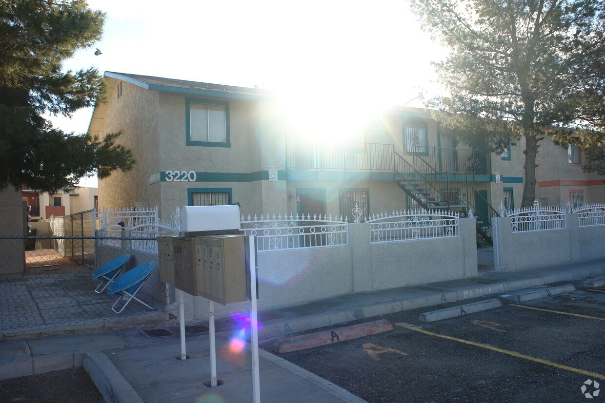 Building Photo - Arroyo Apartments