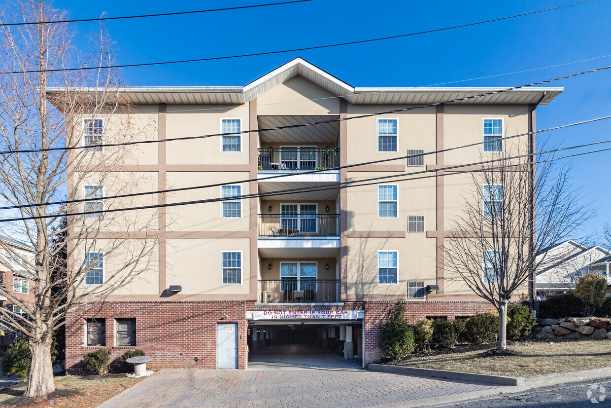 Building Photo - 200-400 Carney St