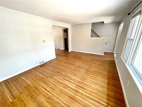 Building Photo - 129 Roselawn Crescent