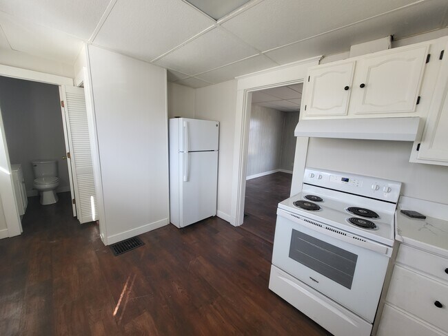 Building Photo - 834 3rd St