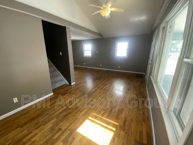 Building Photo - 1155 SW Medford Ave