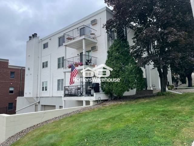 Building Photo - 301 3rd St S