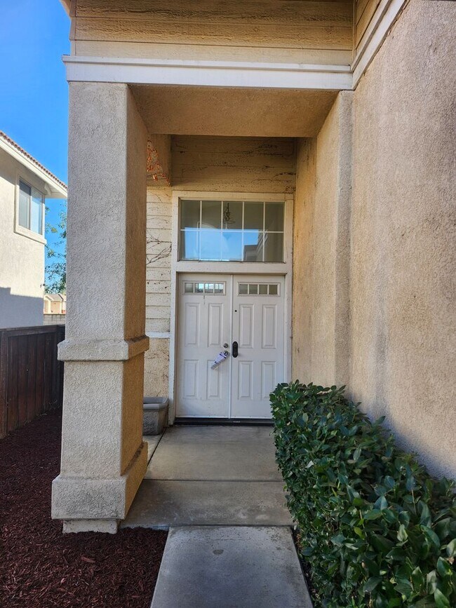 Foto del edificio - Spacious 4-Bedroom Home in a Prime Location