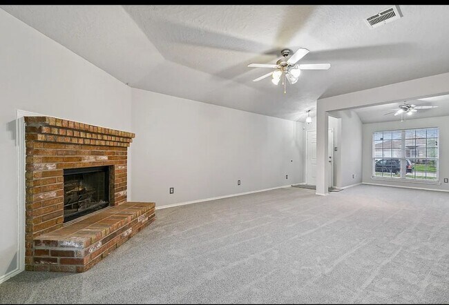 Building Photo - 616 Love Ln